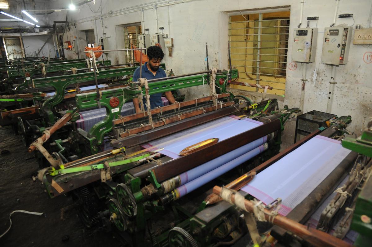 Tamil Nadu Federation of Powerlooms Associations claims yarn delays threaten Pongal. distribution.